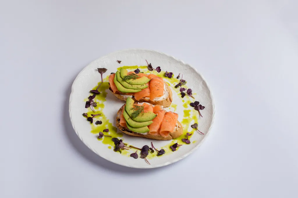 Salad with shrimp and avocado